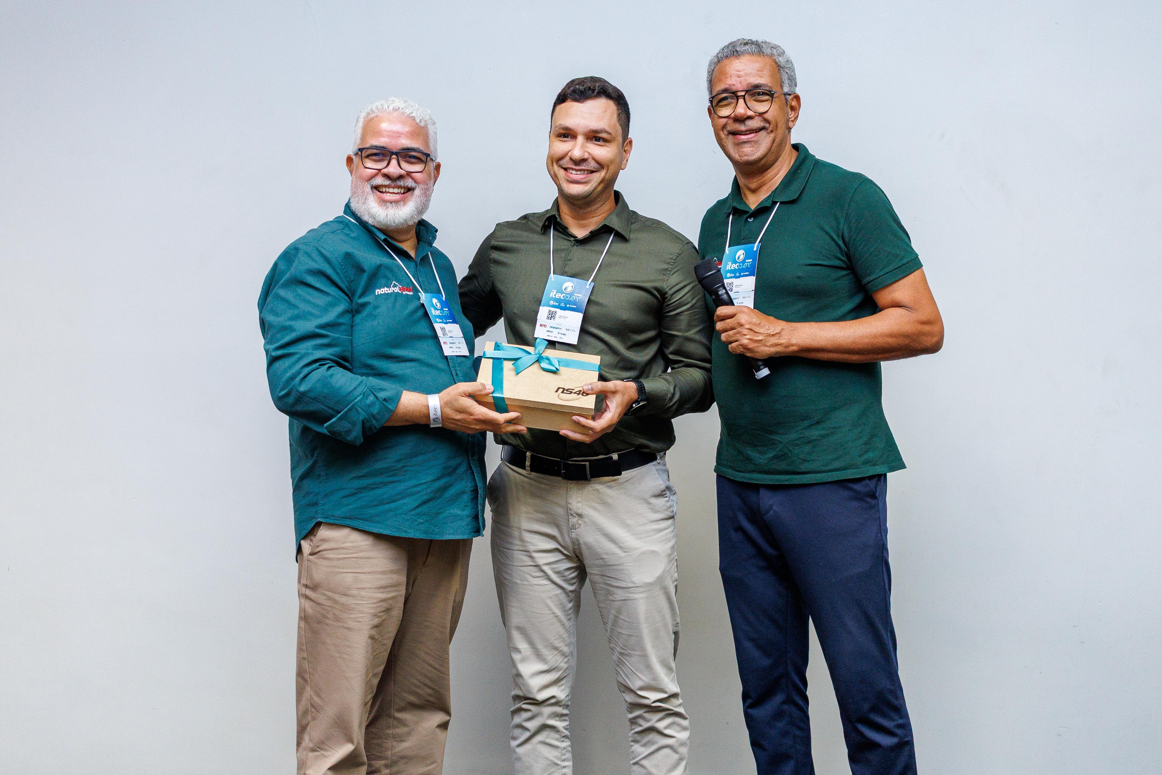 Entrega de brindes do evento
