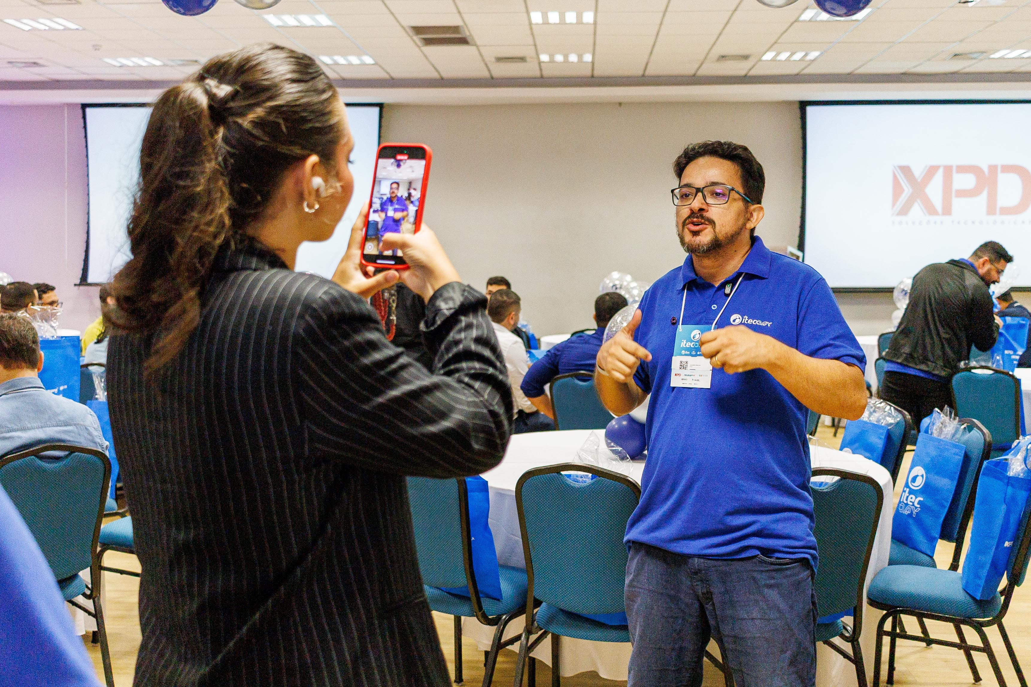 Equipe registrando o evento